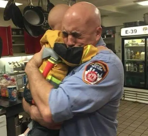 While working as a single mother at a diner, I momentarily lost track of my son—until his heartfelt words to a firefighter moved everyone to tears.