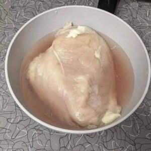 Is it okay to eat chicken that’s been left out overnight on the counter? My husband says it’s probably fine, but I want to make sure it’s safe for the kids. Check 1st comment 👇